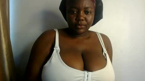 Snapshot of lovecumsluttie chatting on June 22, 9:39 am mila online show from June 22, 9:39 am