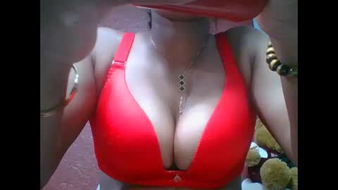 Snapshot of loveinlife750427 chatting on October 5, 8:01 am loveinlife750427 online show from October 5, 8:01 am