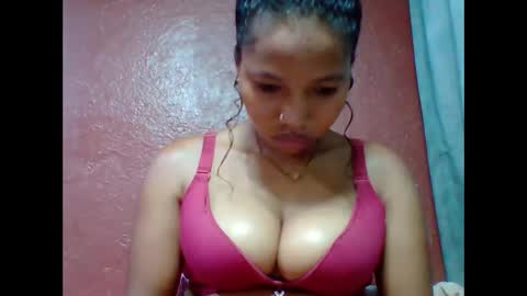 Snapshot of loveinlife750427 chatting on December 1, 5:34 am loveinlife750427 online show from December 1, 5:34 am