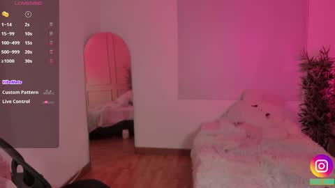 Snapshot of lovely_emma18 chatting on April 2, 1:42 pm Emma online show from April 2, 1:42 pm