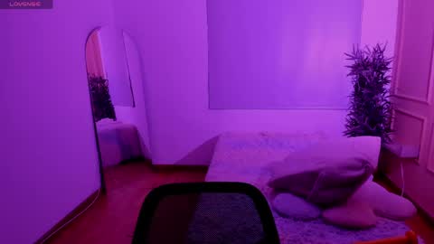 Snapshot of lovely_emma18 chatting on May 27, 1:19 pm Emma online show from May 27, 1:19 pm
