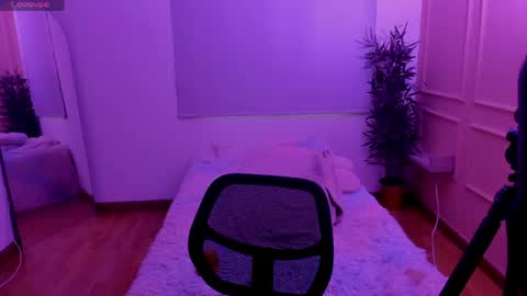 Snapshot of lovely_emma18 chatting on June 5, 1:39 pm Emma online show from June 5, 1:39 pm