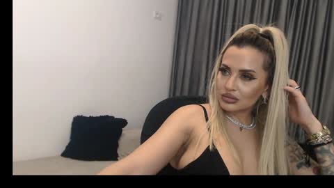 Snapshot of lovelyblondyxxx chatting on February 26, 1:43 am PrAllinXXXa online show from February 26, 1:43 am