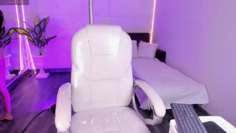 Lovely online show from November 10, 5:12 pm