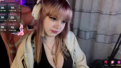 Snapshot of lovelykristii chatting on May 1, 10:25 pm hristie online show from May 1, 10:25 pm