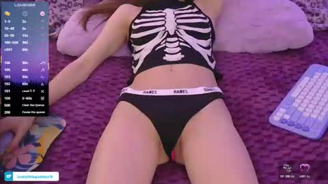 Snapshot of lovelylittlegoddess18 chatting on April 4, 10:40 pm Lovely online show from April 4, 10:40 pm