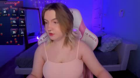 Snapshot of lovelyy_julia chatting on November 25, 8:14 am Julia online show from November 25, 8:14 am