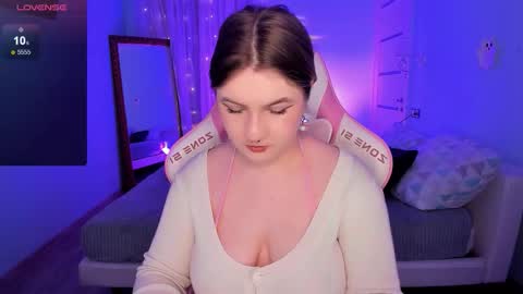 Snapshot of lovelyy_julia chatting on December 3, 8:23 am Julia online show from December 3, 8:23 am