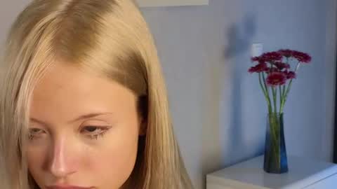 Snapshot of lovendy chatting on December 10, 3:33 pm NTMY IM LANA online show from December 10, 3:33 pm