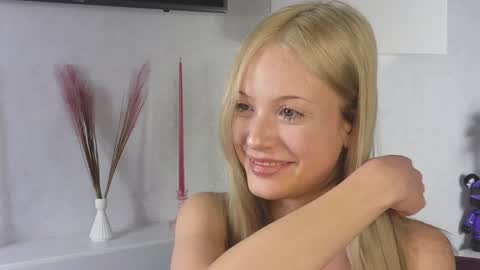 Snapshot of lovendy chatting on December 12, 2:33 pm NTMY IM LANA online show from December 12, 2:33 pm