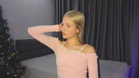 Snapshot of lovendy chatting on December 20, 3:53 pm NTMY IM LANA online show from December 20, 3:53 pm