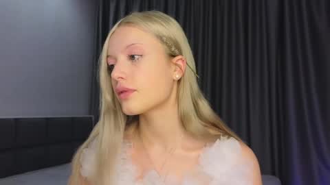 Snapshot of lovendy chatting on December 27, 9:43 pm NTMY IM LANA online show from December 27, 9:43 pm