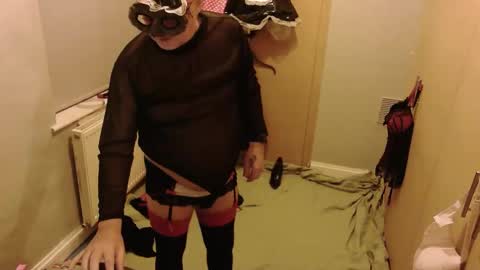 Snapshot of loves2dressup chatting on February 7, 10:57 pm Feelingsexy online show from February 7, 10:57 pm