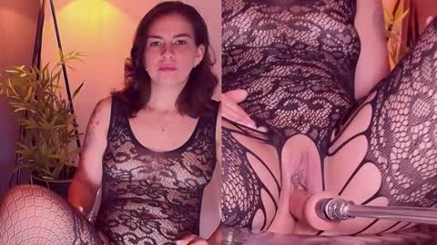 Snapshot of loving__lauren chatting on October 5, 2:54 am L A U R A online show from October 5, 2:54 am