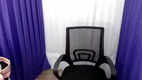 loving_apple19 online show from February 3, 6:22 am