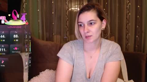 Snapshot of lovingfeetheels chatting on October 27, 10:03 pm Antonia online show from October 27, 10:03 pm