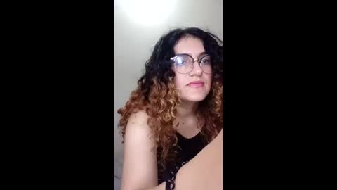 Snapshot of luana363 chatting on April 16, 10:01 pm luana363 online show from April 16, 10:01 pm