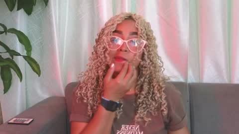 luana_curly online show from April 20, 7:48 pm