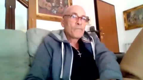 Snapshot of luca105 chatting on January 16, 11:04 am luca105 online show from January 16, 11:04 am