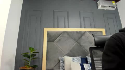 luca_morettii online show from October 15, 12:27 pm