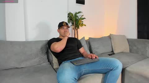 Snapshot of lucasanto_ chatting on December 4, 3:48 am LUCA SANTOS online show from December 4, 3:48 am