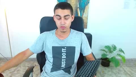 Snapshot of lucass_18 chatting on March 28, 8:08 pm Lucas online show from March 28, 8:08 pm