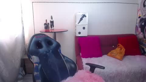 lucia_evans21 online show from July 25, 8:39 pm