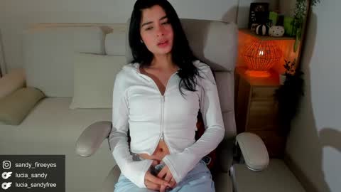 Snapshot of lucia_sandy chatting on October 22, 10:53 pm Lu Intagramsandy fireeyes online show from October 22, 10:53 pm