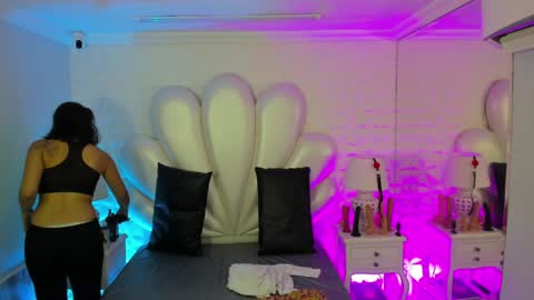 Snapshot of lucianacarter chatting on December 16, 11:33 am online show from December 16, 11:33 am