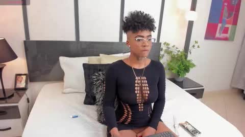 Snapshot of luciawallace chatting on December 5, 12:08 am lucia wallace online show from December 5, 12:08 am