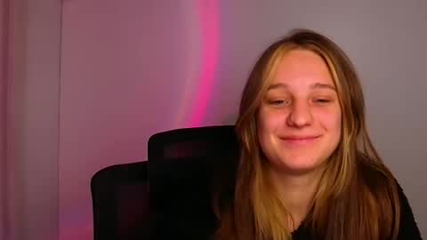 Snapshot of lucieamour_ chatting on November 14, 2:27 pm Lucie online show from November 14, 2:27 pm