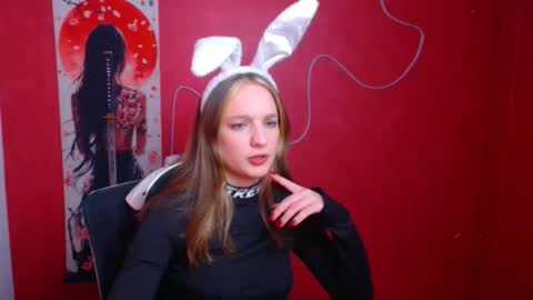 Snapshot of lucieamour_ chatting on November 17, 10:59 pm Lucie online show from November 17, 10:59 pm