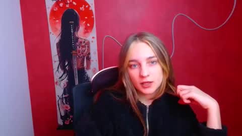 Snapshot of lucieamour_ chatting on November 19, 8:31 pm Lucie online show from November 19, 8:31 pm