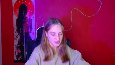 Snapshot of lucieamour_ chatting on December 4, 10:40 pm Lucie online show from December 4, 10:40 pm