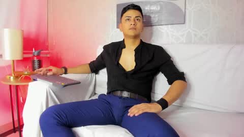 Snapshot of lucii_fer_ chatting on February 4, 11:27 am Leo online show from February 4, 11:27 am