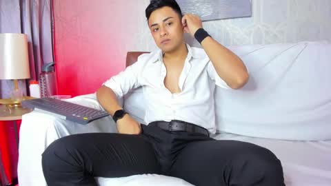 Snapshot of lucii_fer_ chatting on February 6, 2:37 pm Leo online show from February 6, 2:37 pm