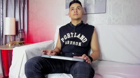 Snapshot of lucii_fer_ chatting on February 8, 11:12 am Leo online show from February 8, 11:12 am