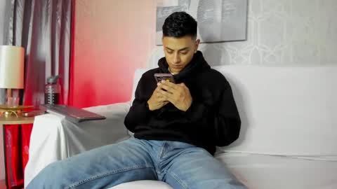 Snapshot of lucii_fer_ chatting on February 9, 11:47 am Leo online show from February 9, 11:47 am