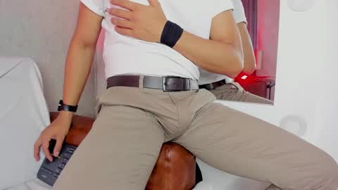 Snapshot of lucii_fer_ chatting on February 20, 2:24 pm Leo online show from February 20, 2:24 pm