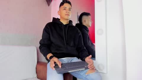 Snapshot of lucii_fer_ chatting on February 23, 11:44 am Leo online show from February 23, 11:44 am