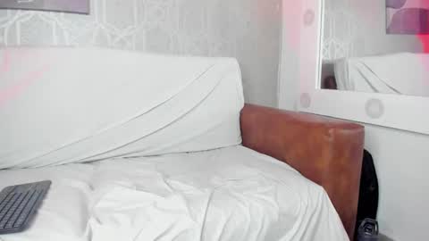 Snapshot of lucii_fer_ chatting on February 23, 2:46 pm Leo online show from February 23, 2:46 pm