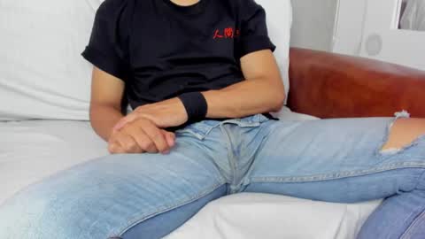 Snapshot of lucii_fer_ chatting on March 6, 2:29 pm Leo online show from March 6, 2:29 pm