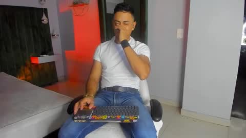 Snapshot of lucii_fer_ chatting on November 12, 11:43 am Leo online show from November 12, 11:43 am