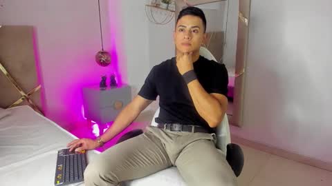 Snapshot of lucii_fer_ chatting on November 19, 11:43 am Leo online show from November 19, 11:43 am