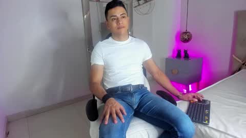 Snapshot of lucii_fer_ chatting on November 20, 11:32 am Leo online show from November 20, 11:32 am