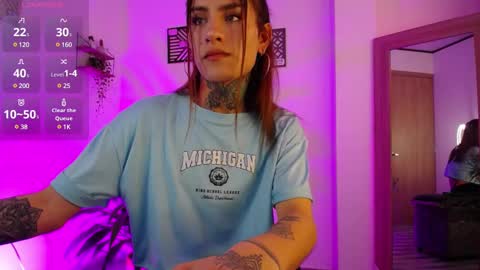 Snapshot of luciiana_lol chatting on December 20, 8:01 pm luciiana online show from December 20, 8:01 pm