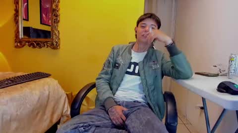 Snapshot of luckk_ chatting on June 8, 1:39 am luckk_ online show from June 8, 1:39 am