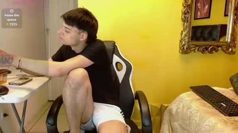 Snapshot of luckk_ chatting on June 10, 4:45 am luckk_ online show from June 10, 4:45 am