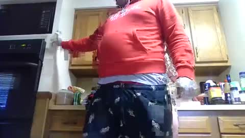 Snapshot of luckmoneylove1012 chatting on December 12, 5:48 pm prettybaby1012 online show from December 12, 5:48 pm