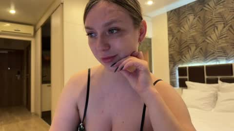 lucky_foryou_baby online show from April 17, 3:20 am